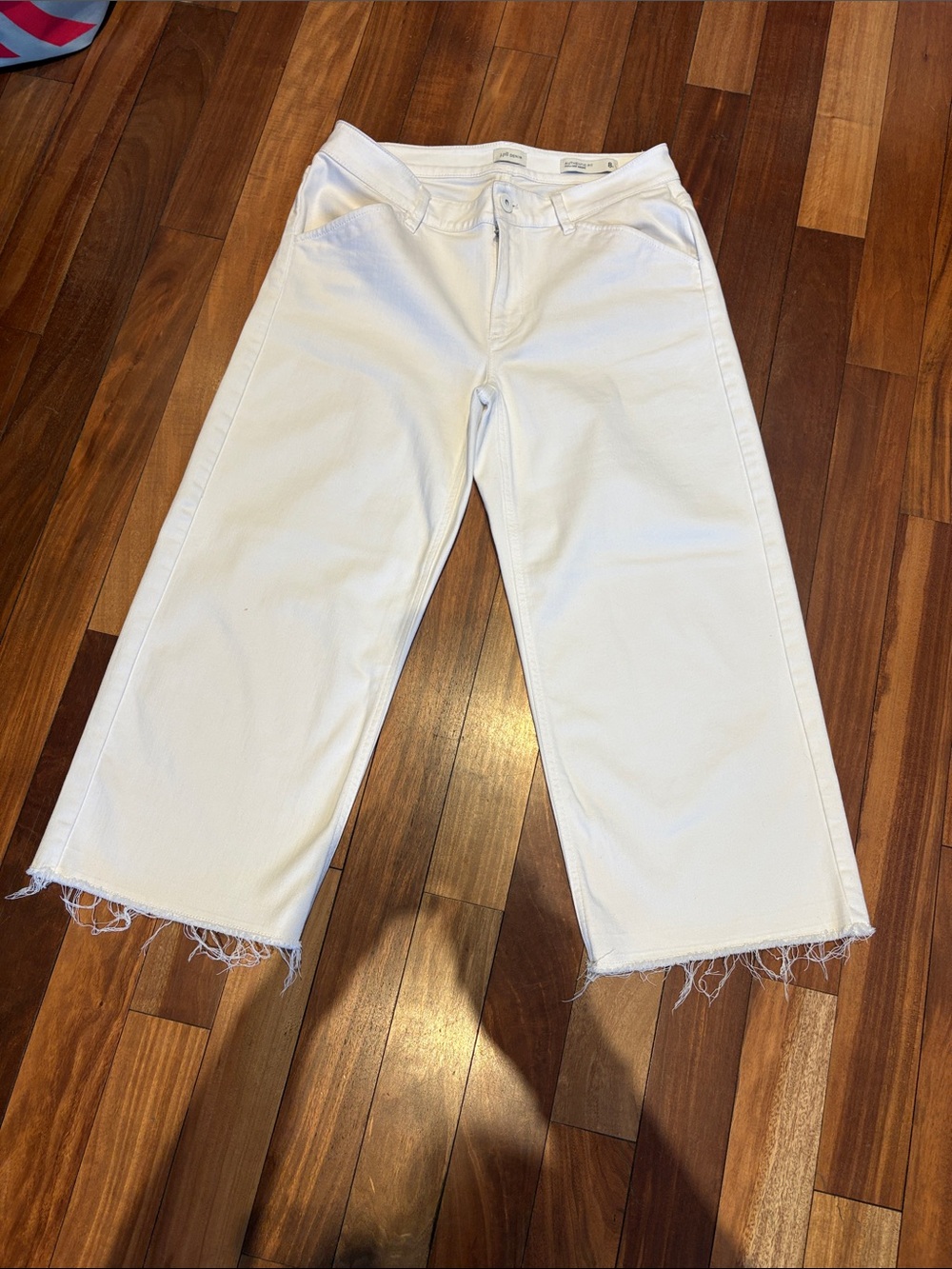 Cropped Wide-Leg White Jeans with Frayed Hem